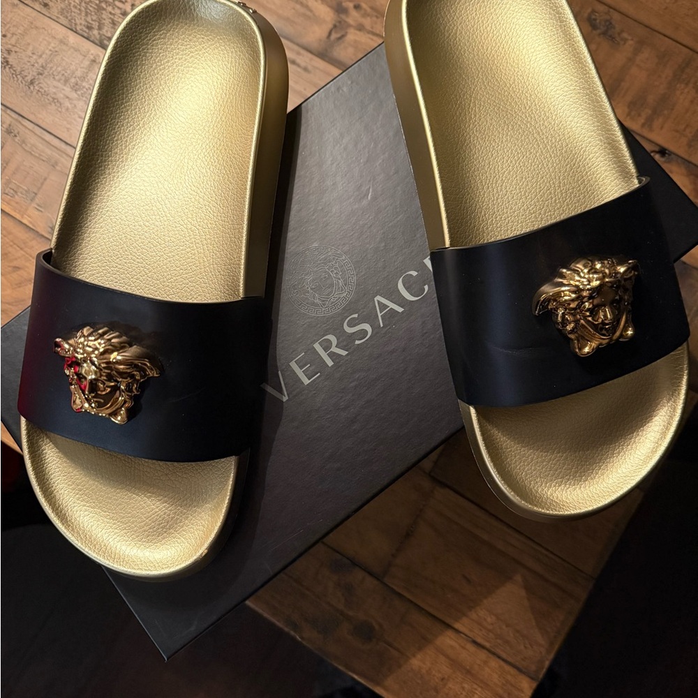 VERSACE LA MEDUSA SLIDERS Men's Black and Gold